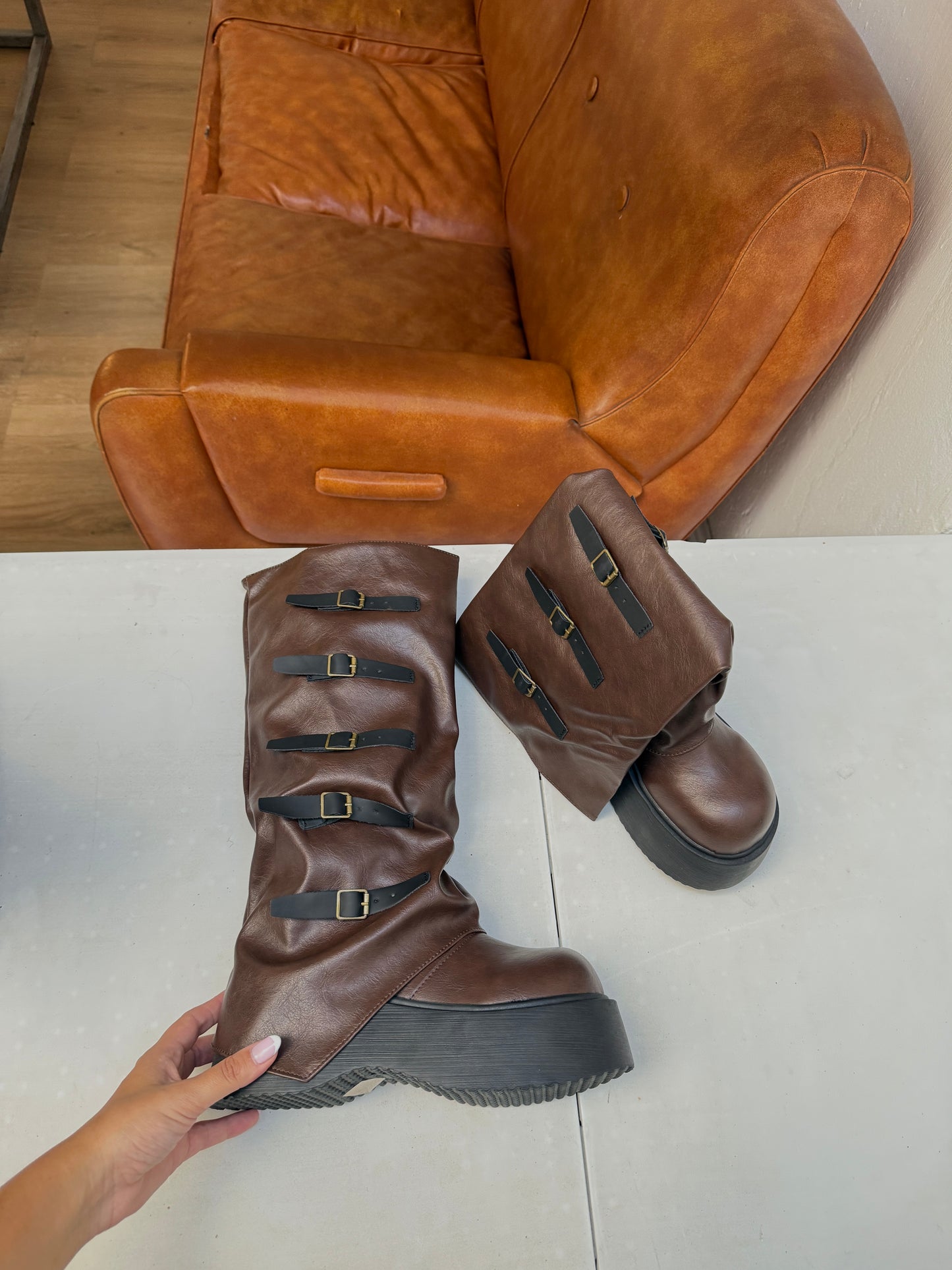 Botas Mujer Bucaneras Broches - Marrón