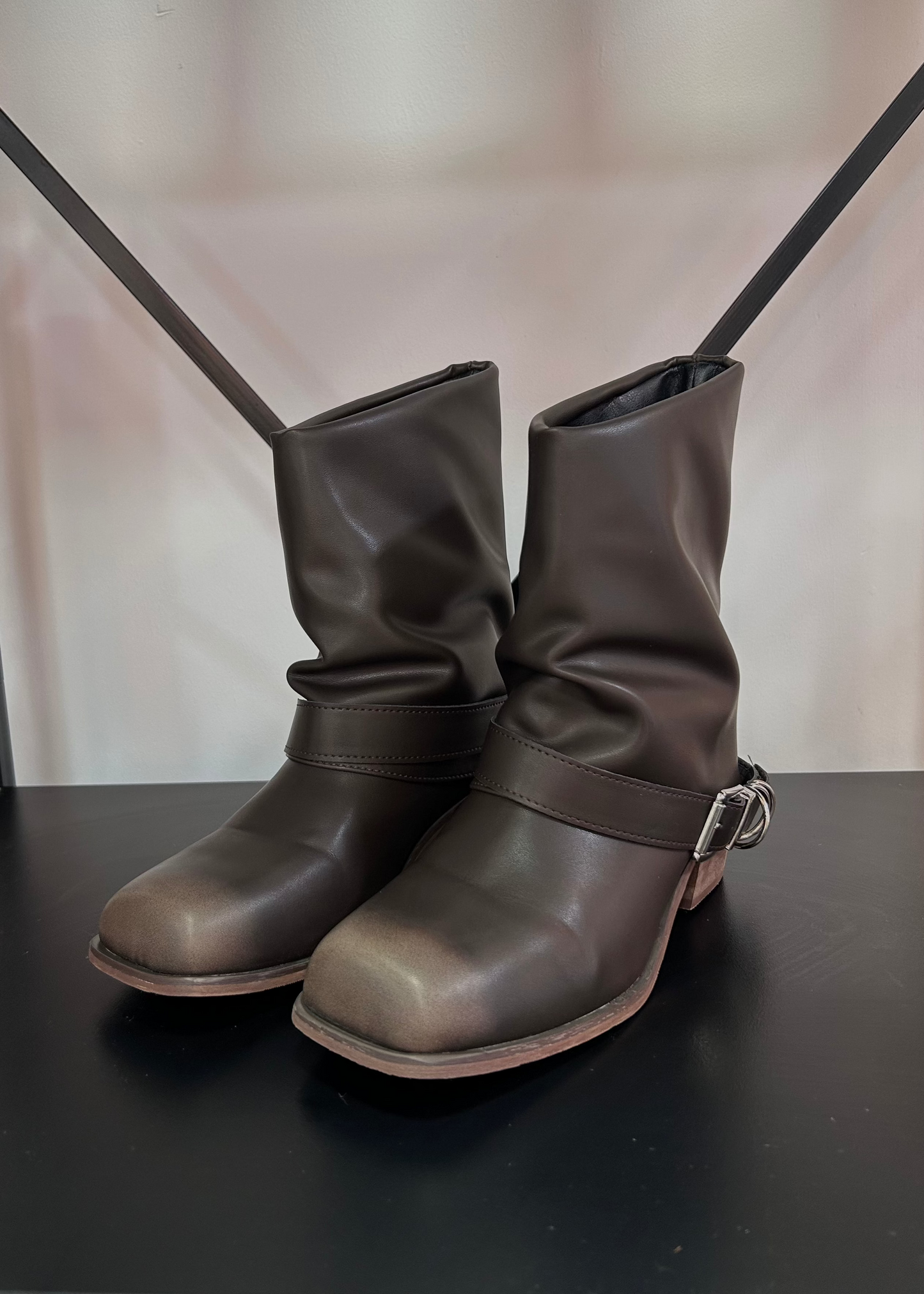 botas estilo boho con hebillas en el costado y punta desgastada en color marrón