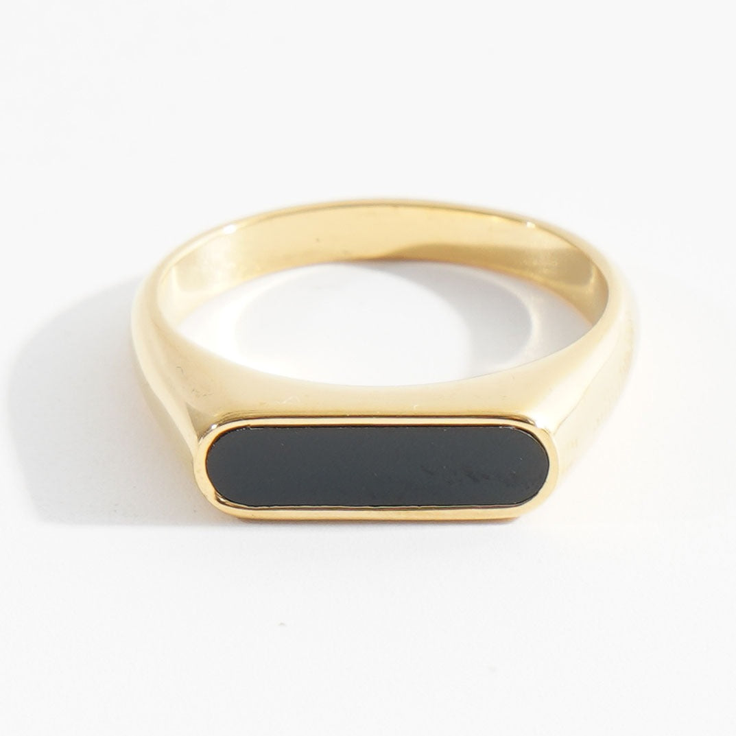 anillo de acero dorado de mujer con piedra negra