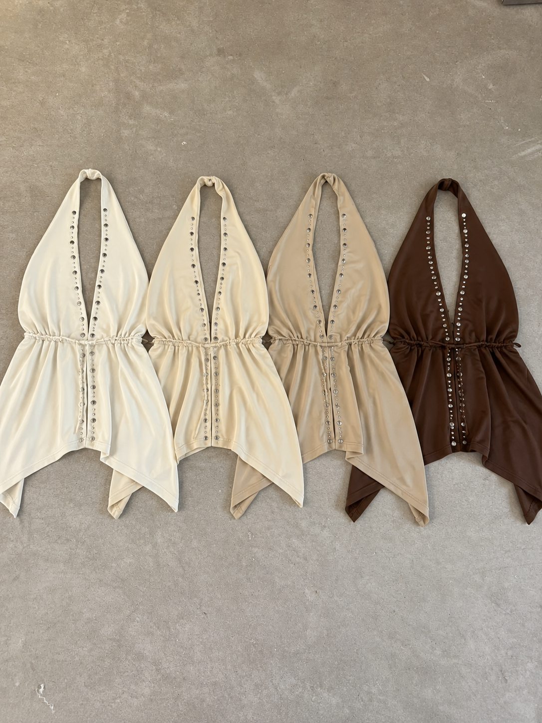 Top con tachas