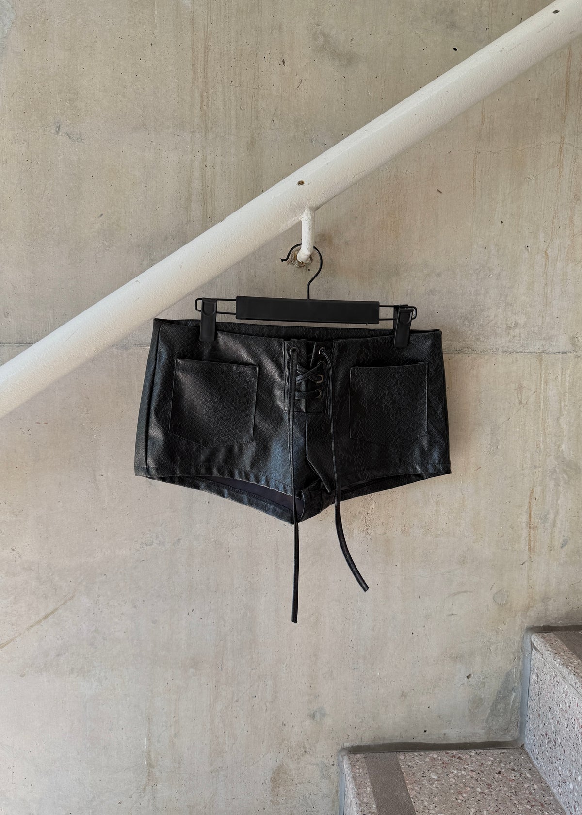 Short Tiro Bajo - Engomado negro