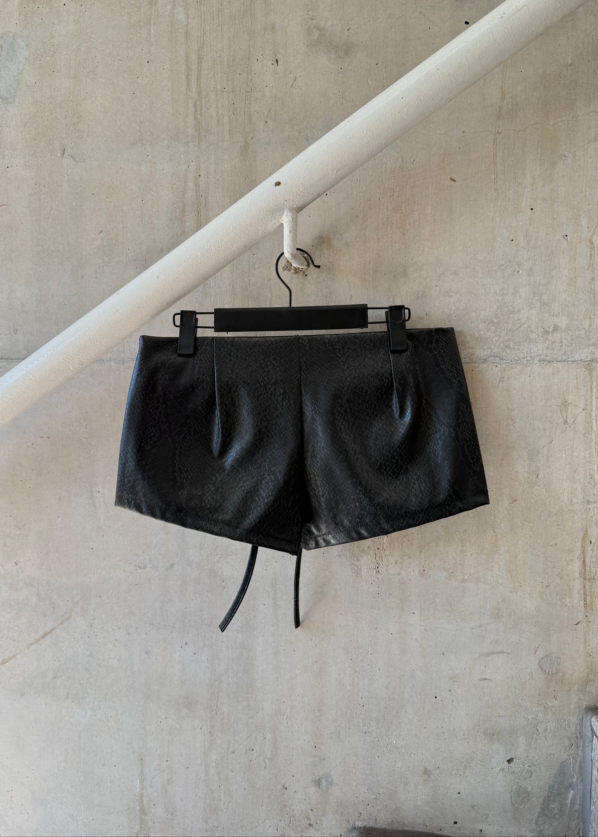 Short Tiro Bajo - Engomado negro