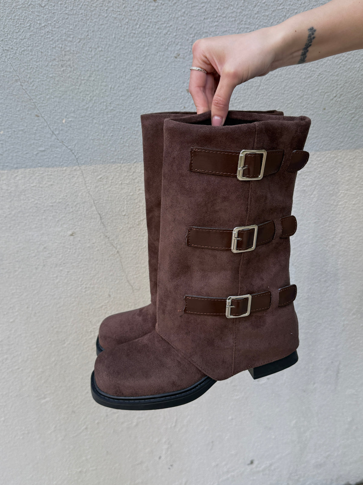 Botas Mujer Marron Gamuza con hebillas Punta Cuadrada