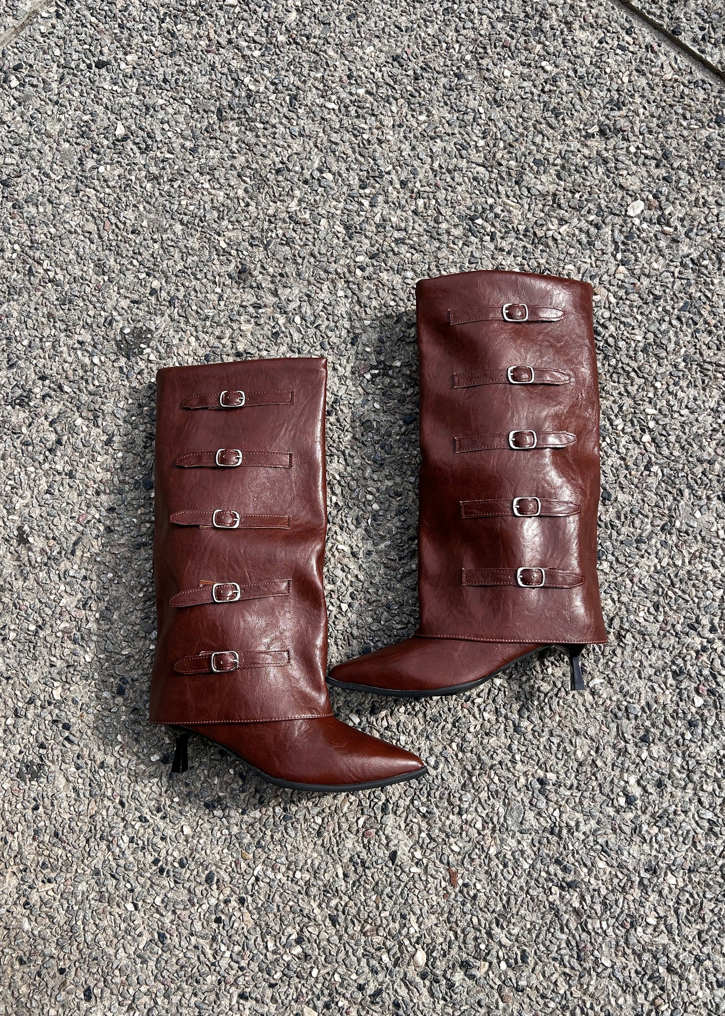 Botas Kitten con hebillas - MARRÓN