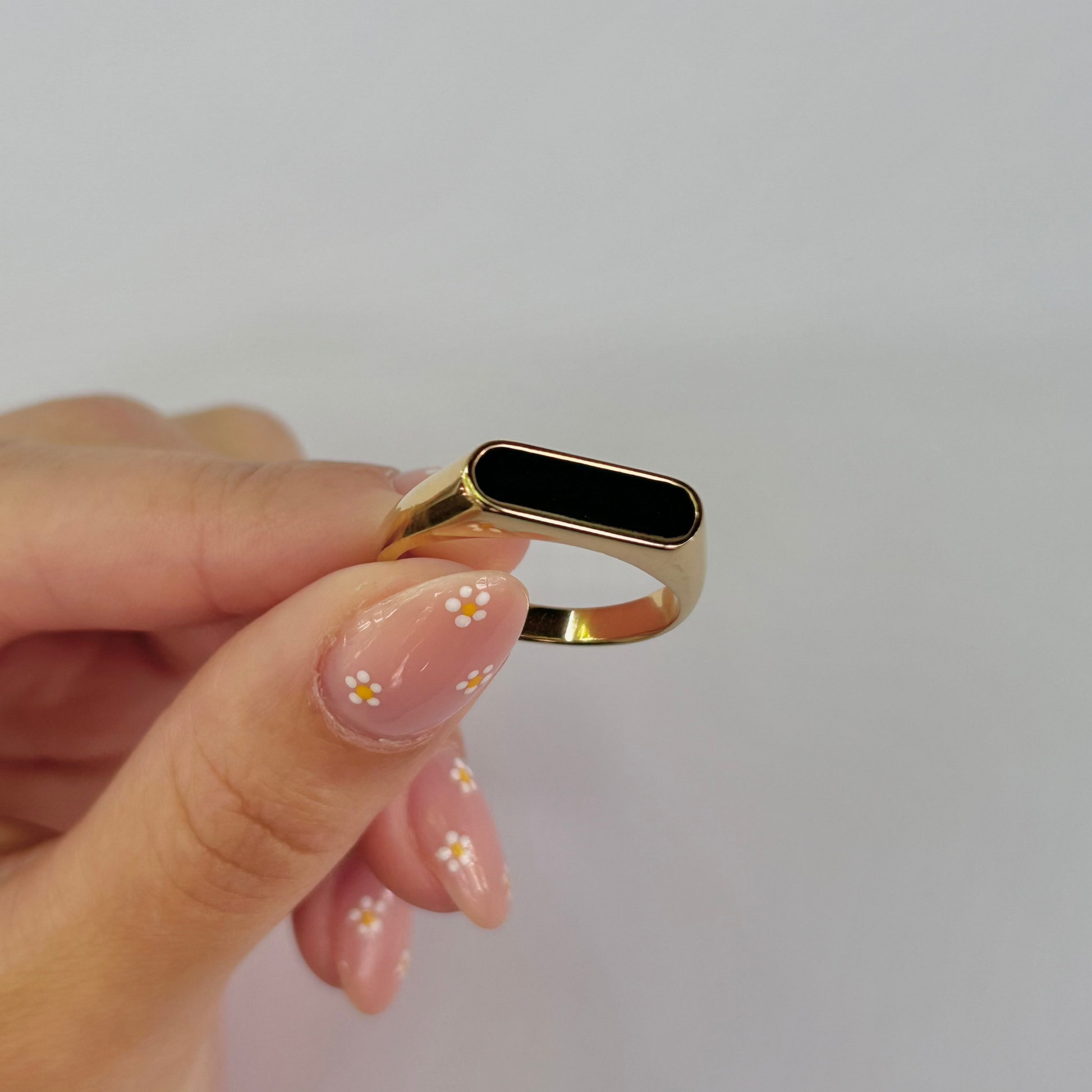 anillo de mujer en acero color dorado con piedra negra