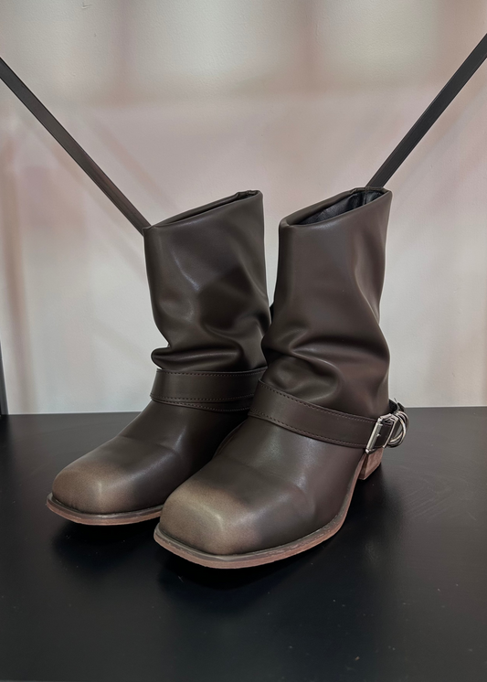 botas estilo boho con hebillas en el costado y punta desgastada en color marrón
