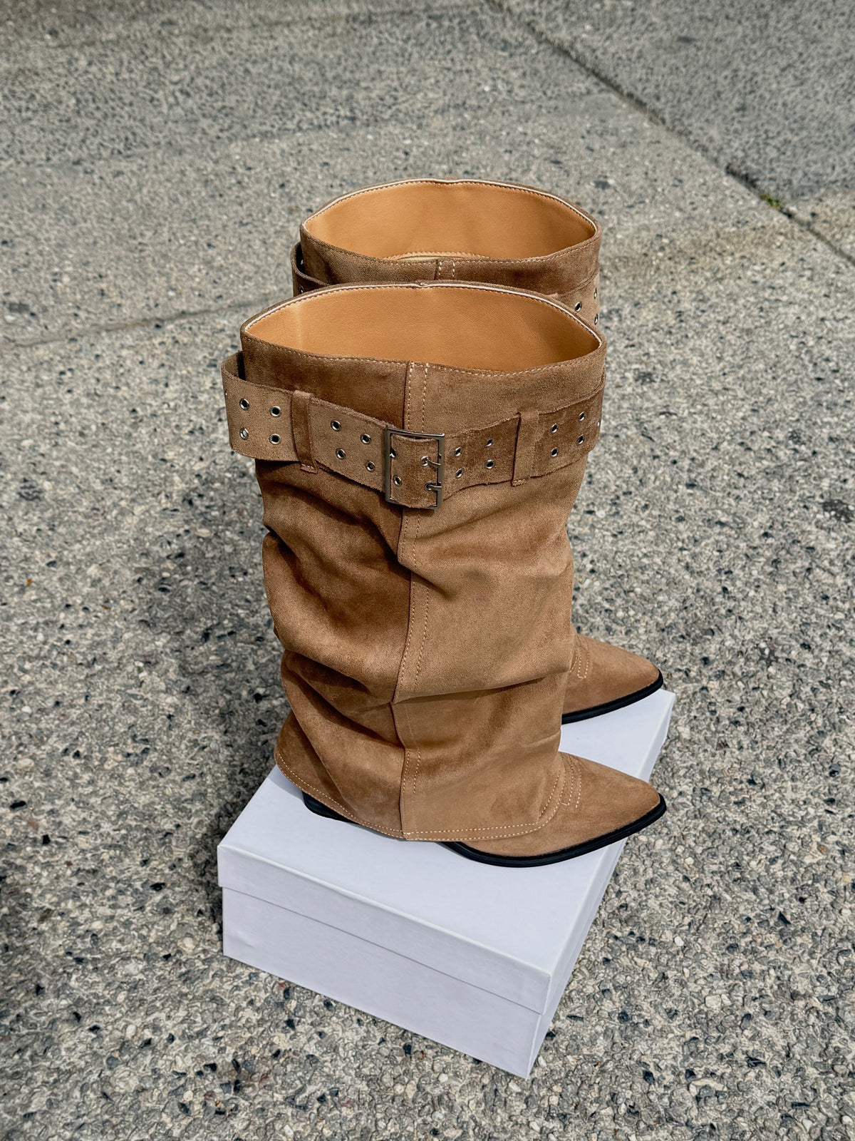 Botas Cow Hebilla - BEIGE