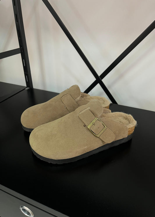 Zuecos con peludito - Beige