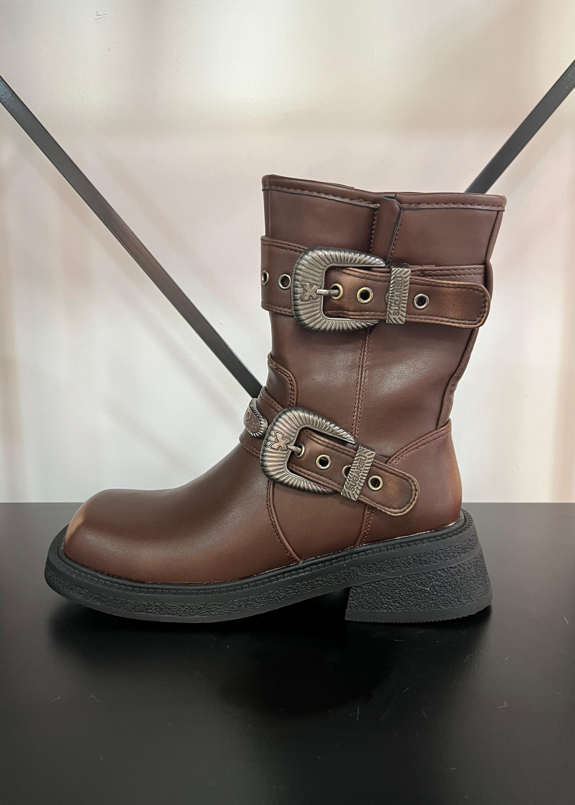 botas con doble hebilla tipo bikerboots en color marron. hebillas grandes en botas