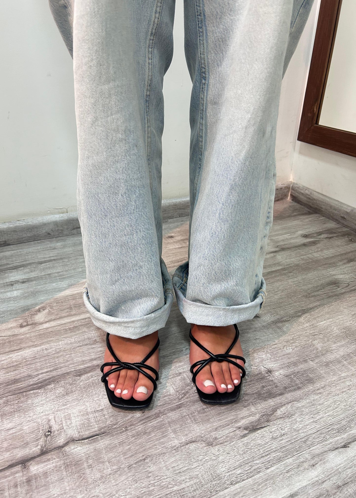 Sandalias con tiras negras - Mujer