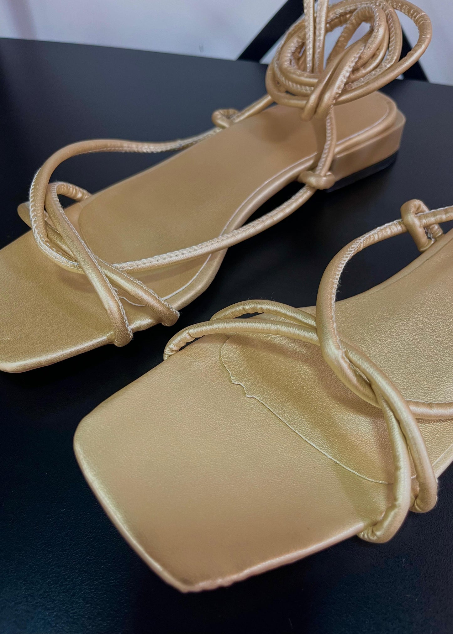 Sandalias con tiras - Mujer Doradas