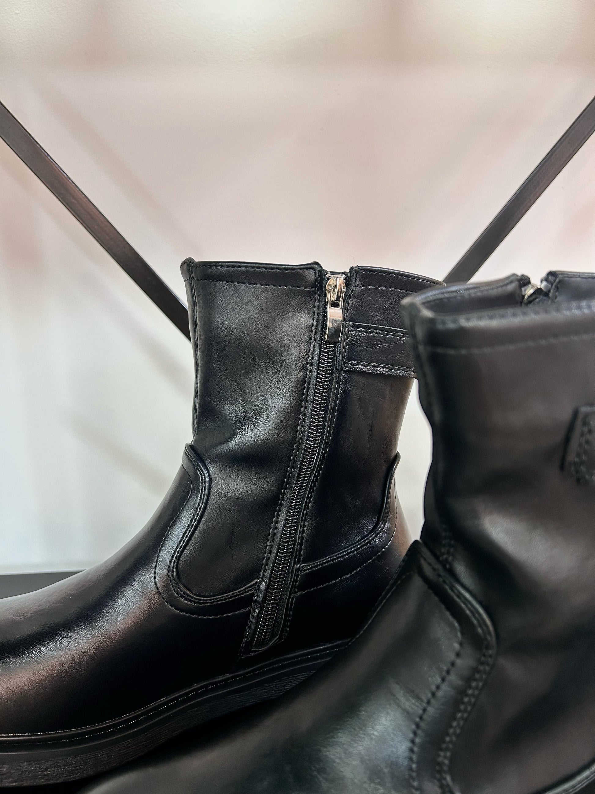 botas de mujer cortas negras con una hebilla en el costado y cierre