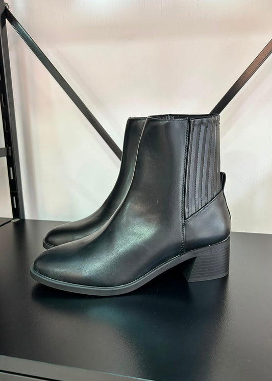 Botas Cortas en Punta - NEGRAS