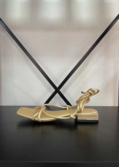 Sandalias con tiras - Mujer Doradas